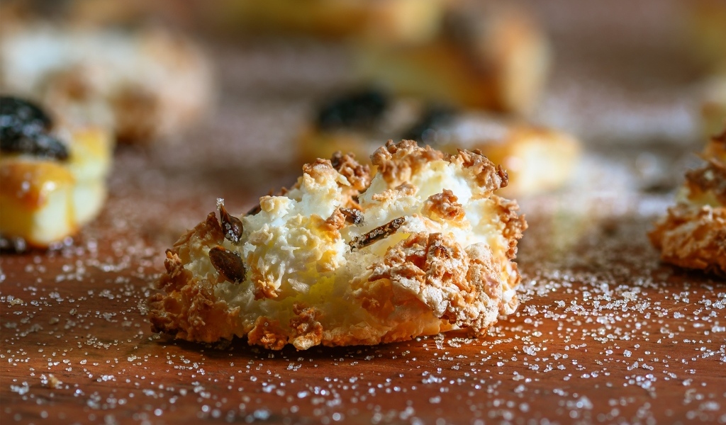 Сладкое сахарное печенье на столе