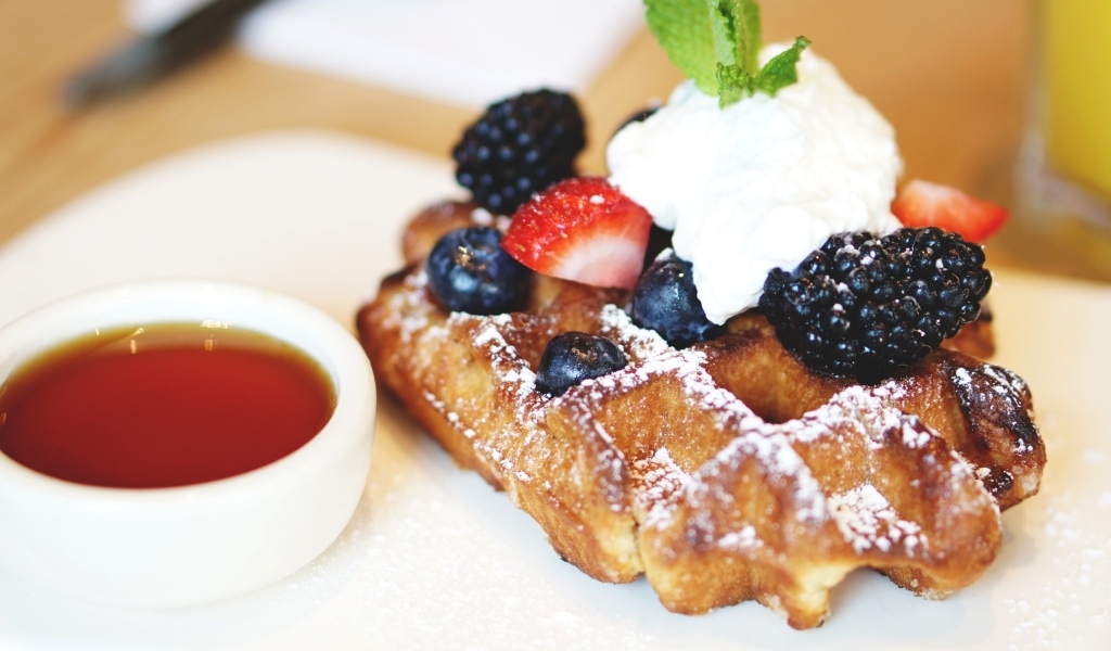 Сладкая вафля со сливками и ягодами