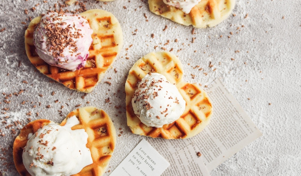 Сладкие вафли с шариками мороженого