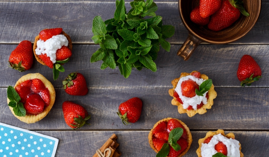 Тарталетки с кремом, ягодами клубники  и мятой