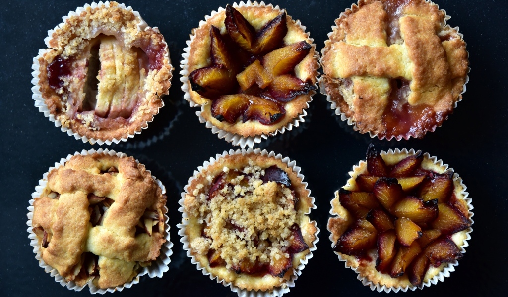 Тарталетки с фруктами на столе