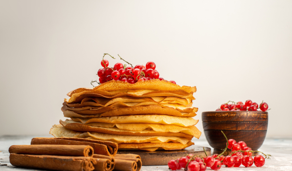 Тонкие блинчики с ягодами красной смородины и корицей