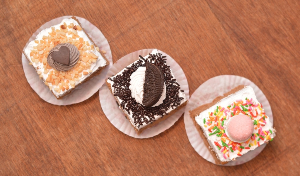 Три пирожных на деревянном столе