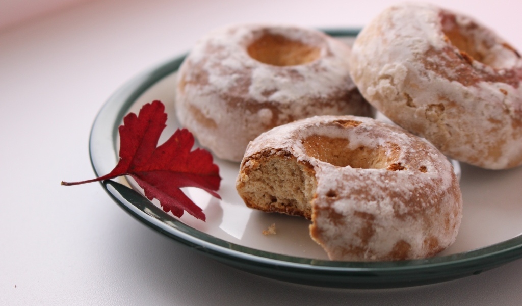 Три пряника на тарелке на столе