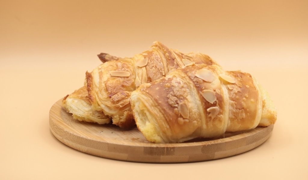 Два хрустящих круассана на доске