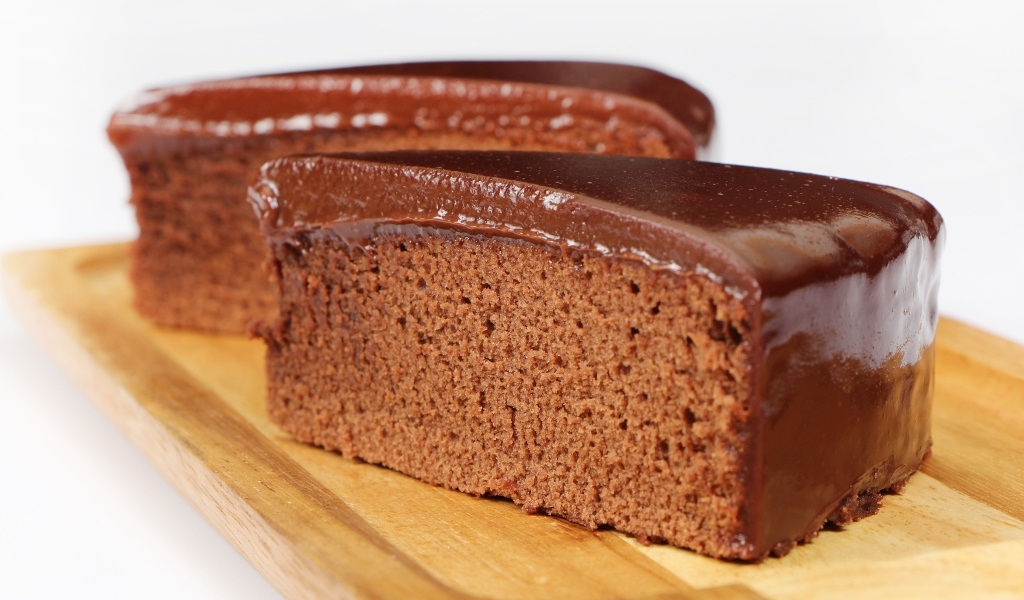 Два куска пирога с шоколадом на деревянной доске