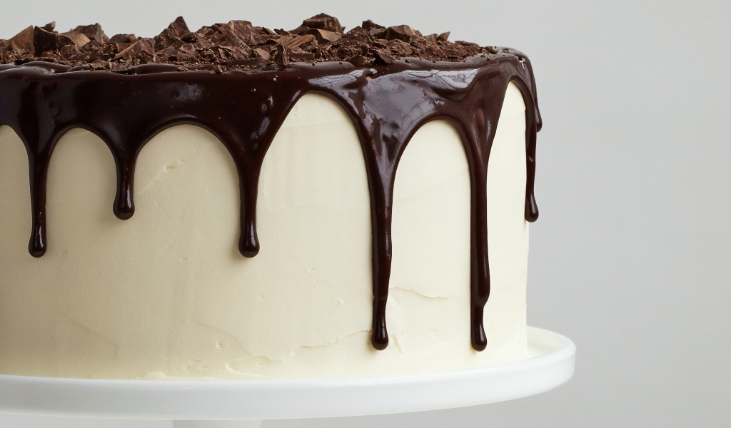 Белый праздничный торт с шоколадом