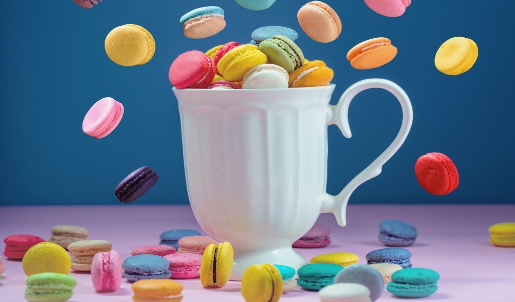 Белая чашка с десертом макарун