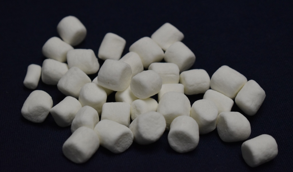 Белое маршмеллоу на черном фоне