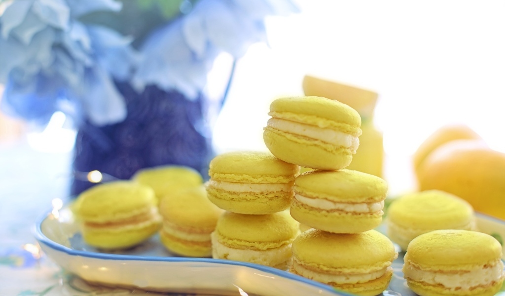 Желтый десерт макарун с кремом