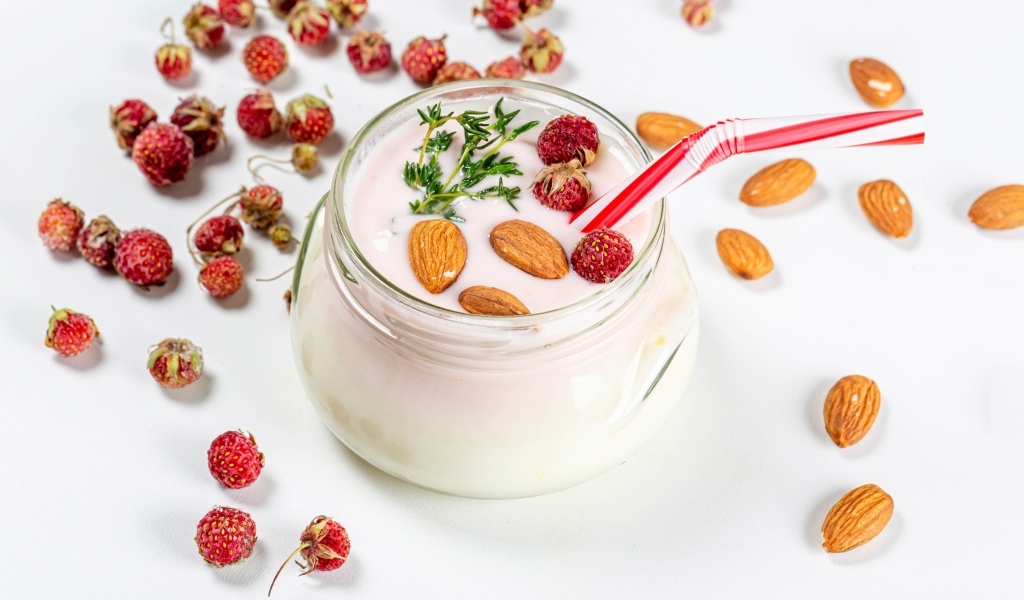 Йогурт с миндальными орехами и ягодами земляники