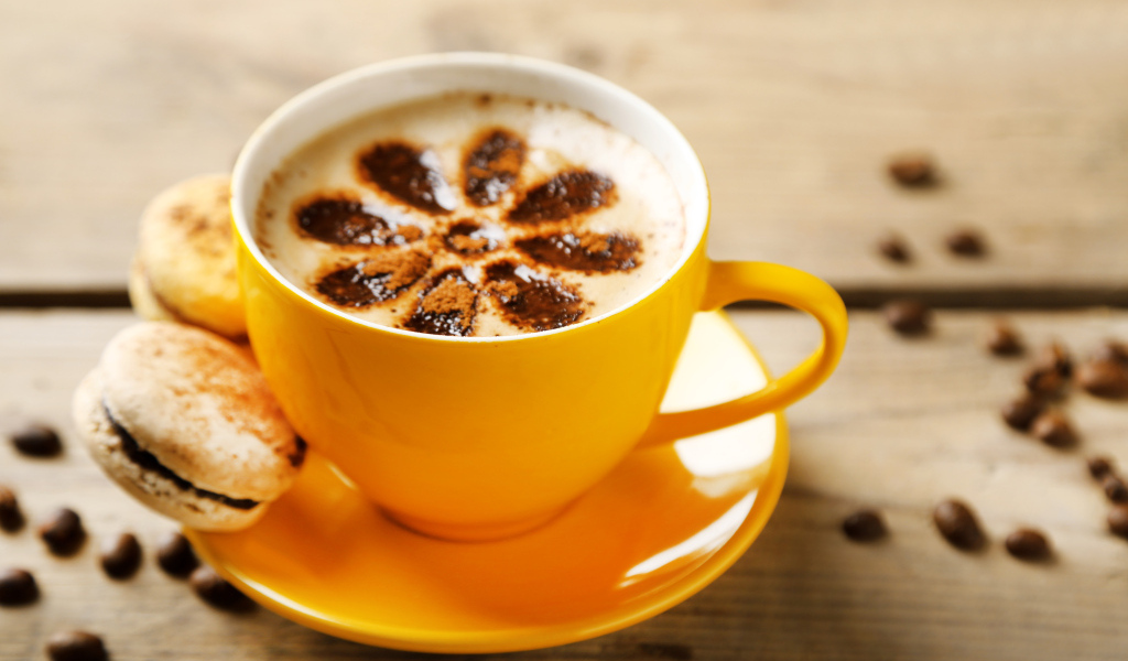 Кофе с рисунком на пенке с десертом макарон