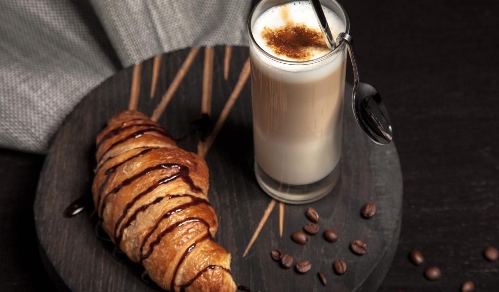 Кофе с круассаном на доске