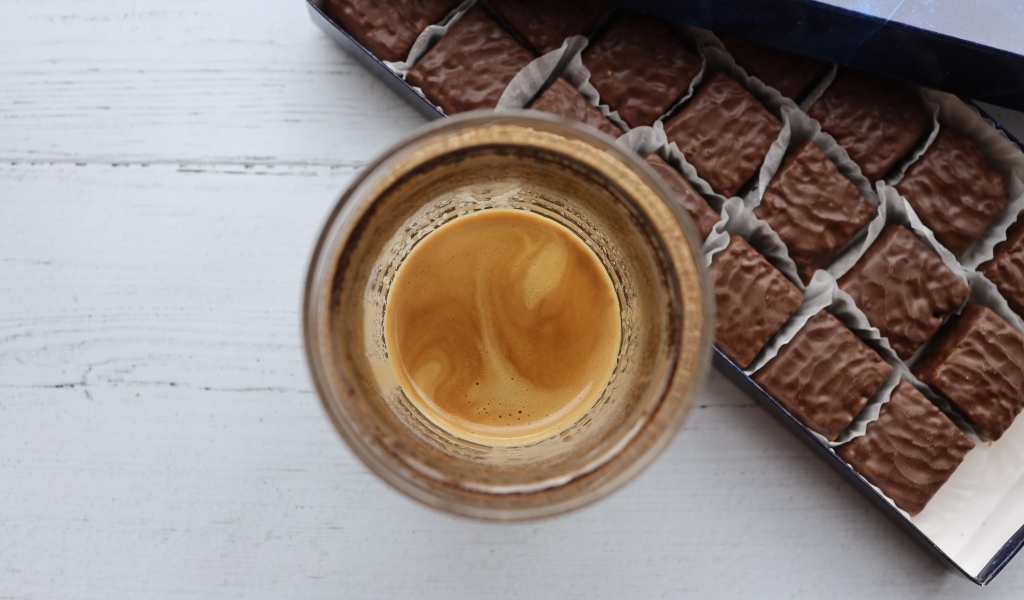 Чашка кофе с шоколадными конфетами