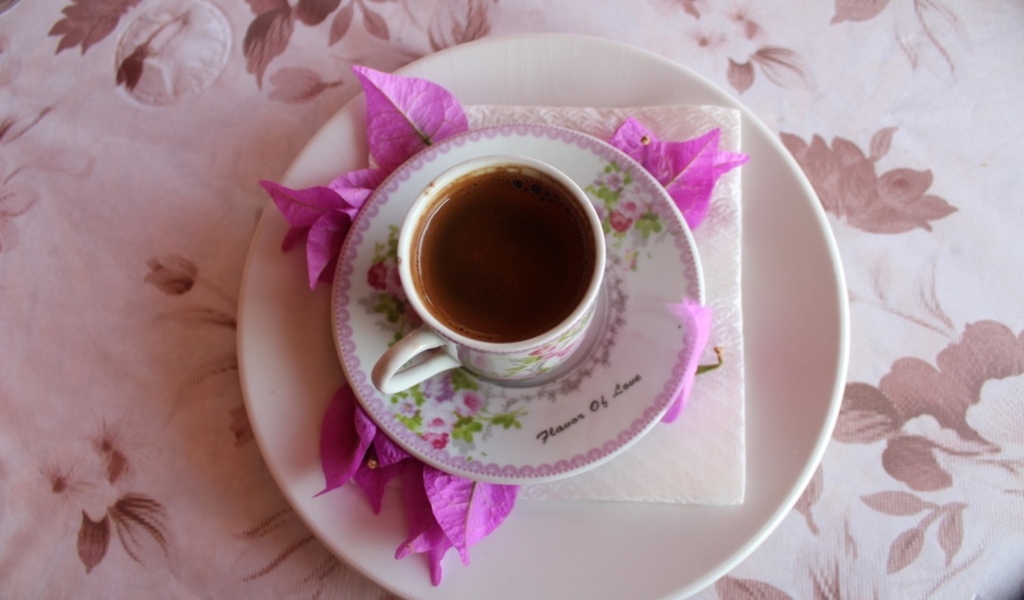 Чашка чая на тарелке на столе