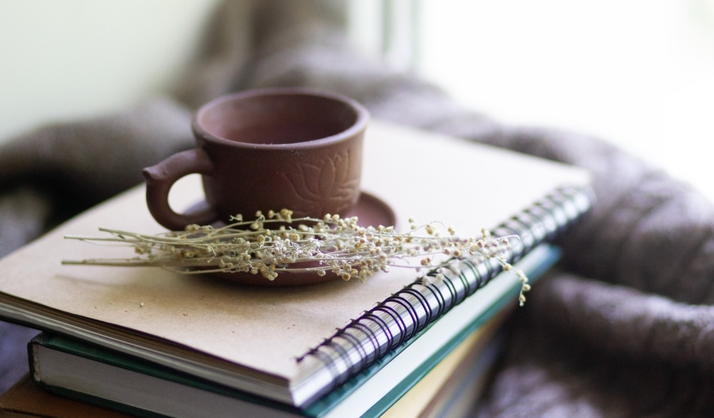 Чашка чая на столе с книгами