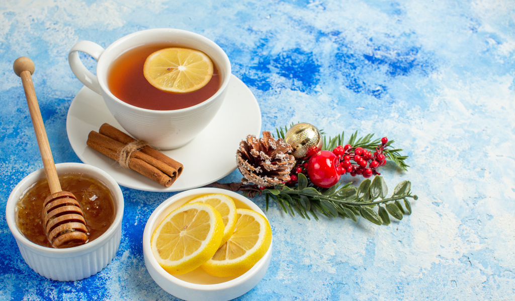 Чашка чая на столе с лимоном и медом