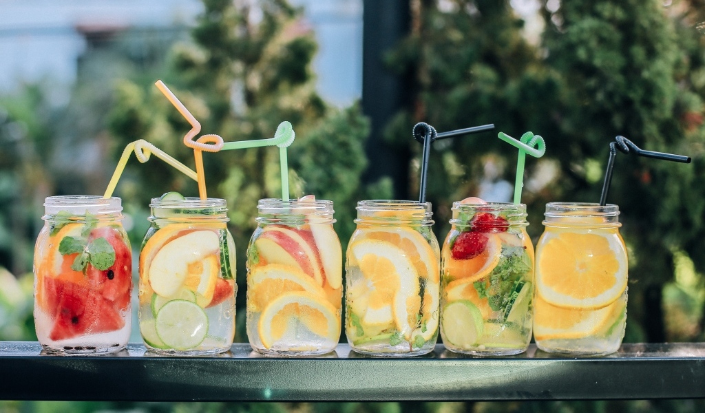 Стеклянные банки с фруктовым мохито