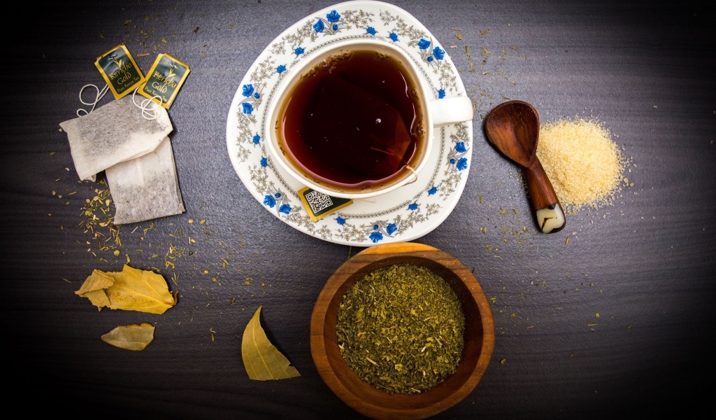 Ингредиенты для чая на столе с чашкой