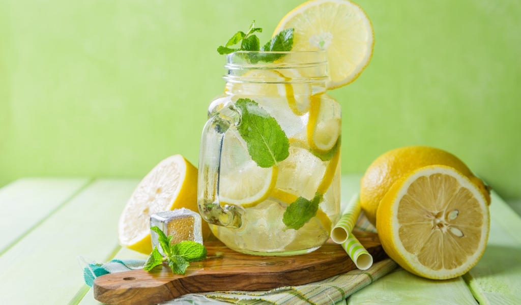 Банка с холодным лимонадом на столе