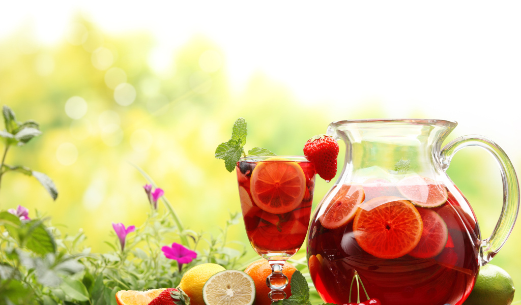 Лимонад в графине с ягодами