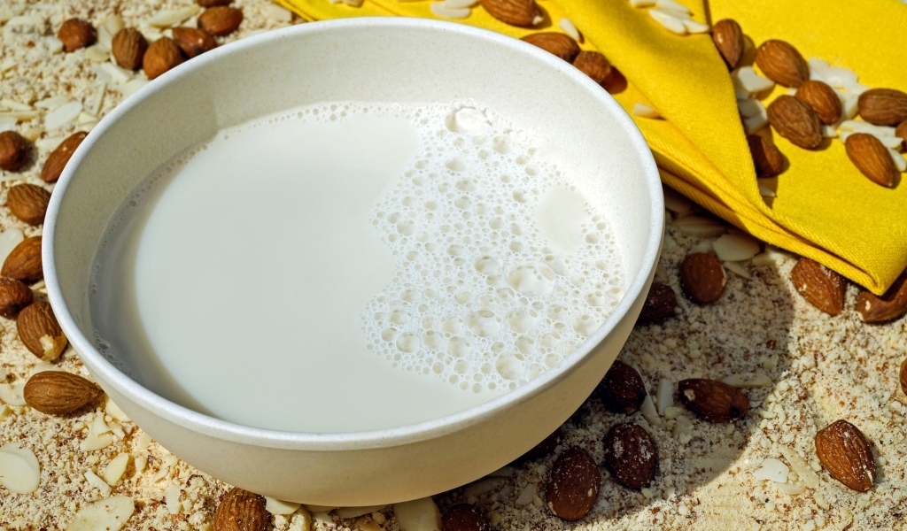 Молоко с миндальными орехами