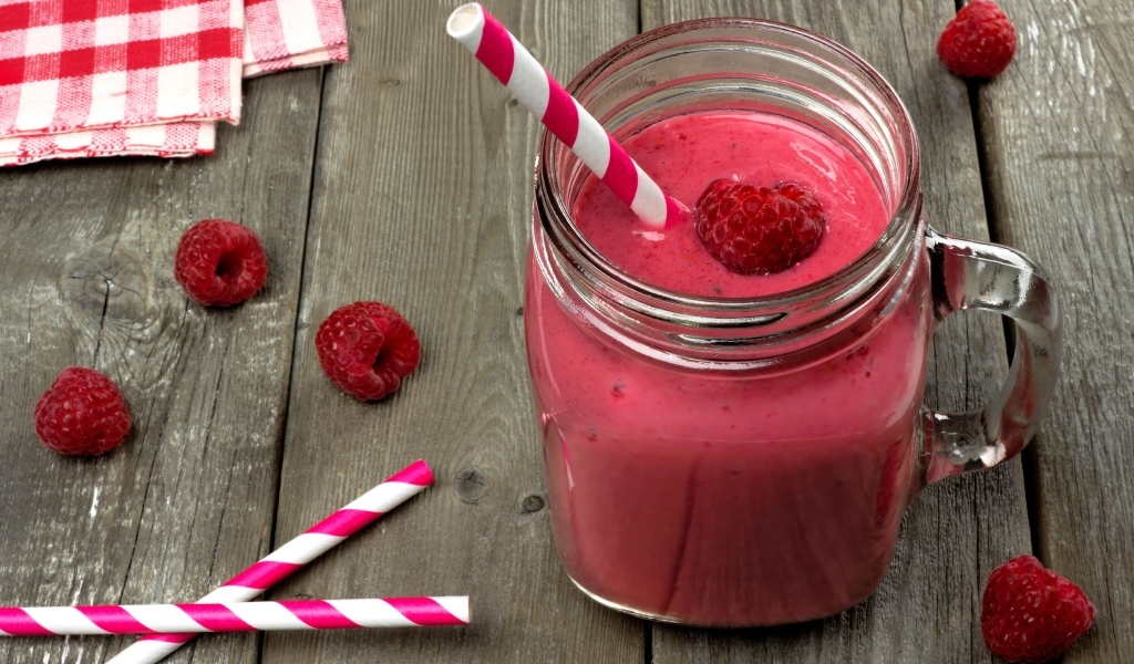 Малиновый смузи в стеклянной банке с трубочкой