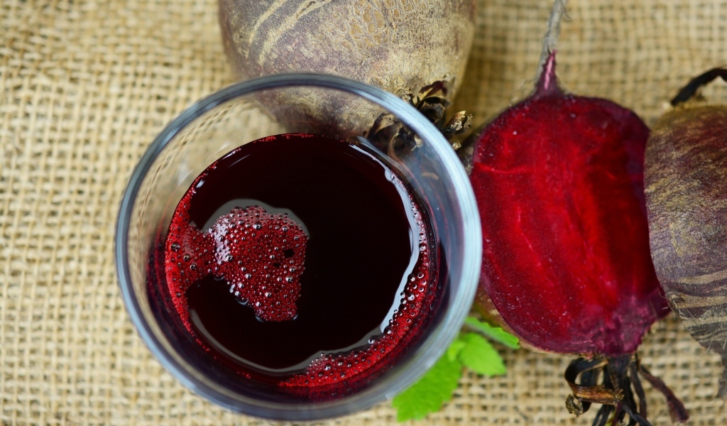 Сок из красной свеклы на столе