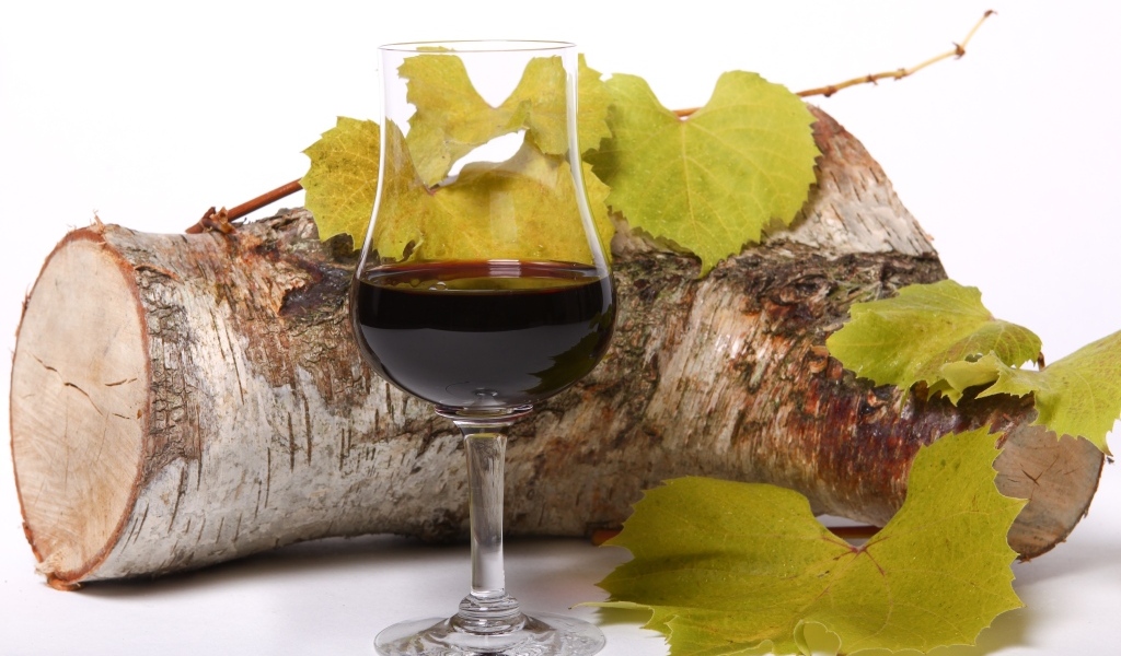 Бокал красного вида с бревном на белом фоне