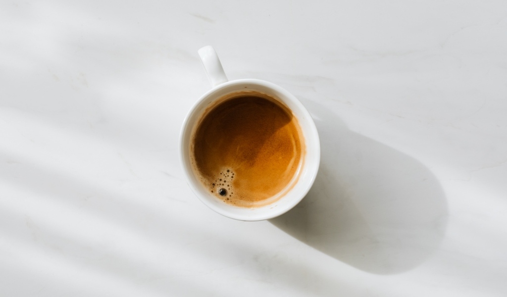 Маленькая белая чашка кофе