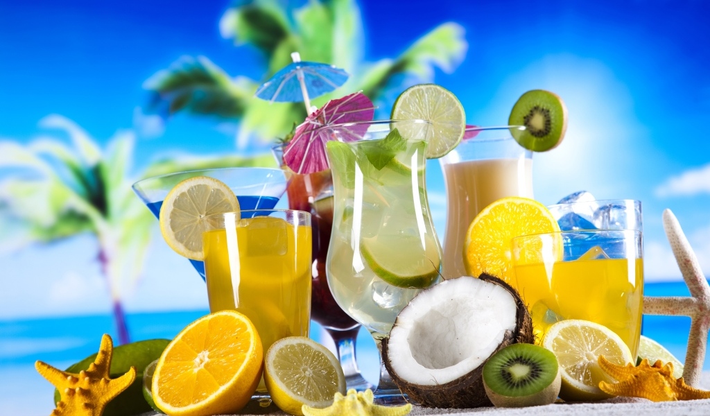 Тропические коктейли на песне у моря
