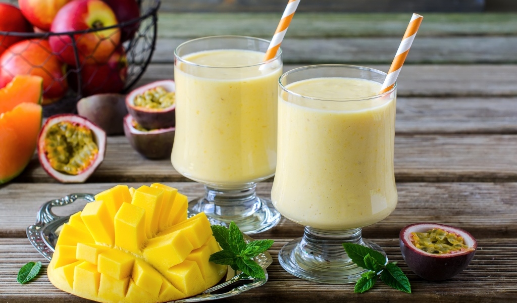 Два коктейля на столе с фруктами