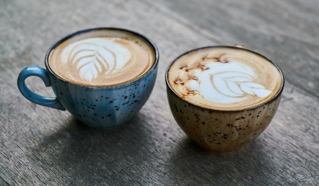 Две чашки кофе с рисунком на пене