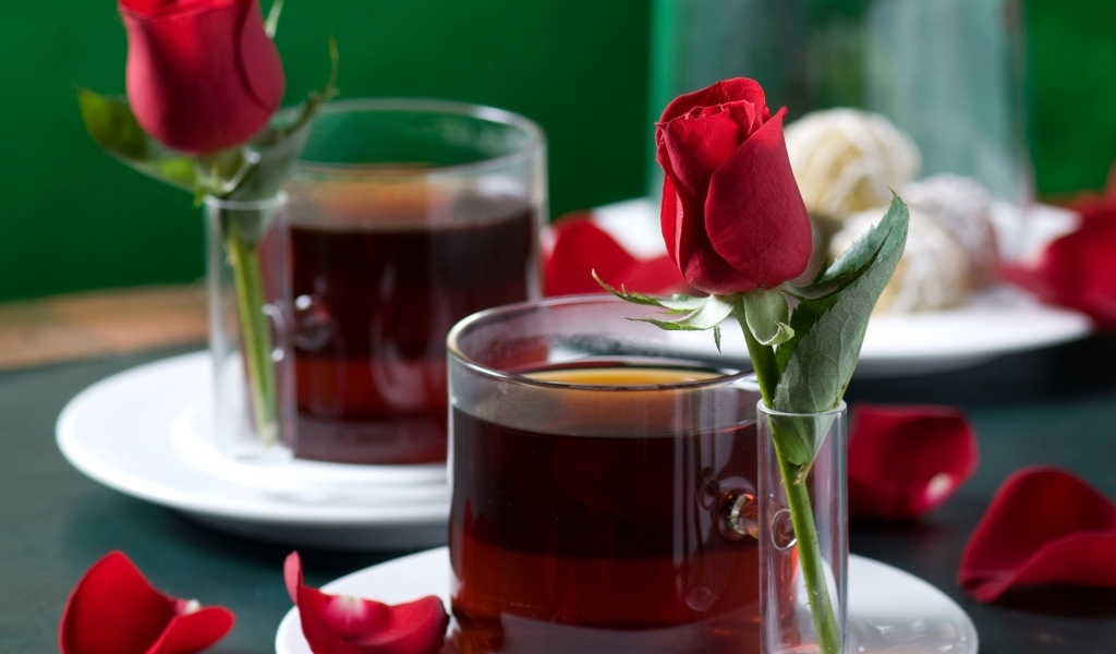 Две чашки чая с красными розами