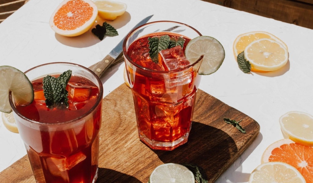 Два стакана холодного мохито на столе