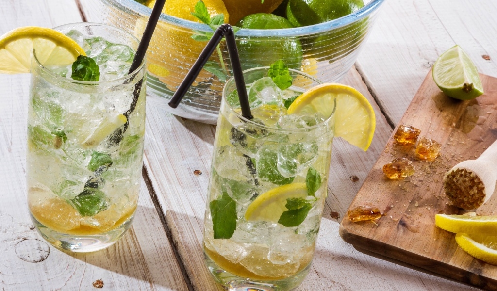 Два стакана мохито с кусочками лайма и льдом