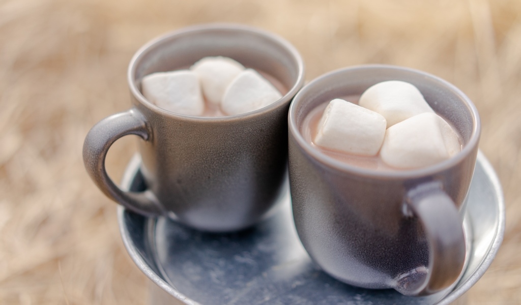 Две маленькие чашки кофе с маршмеллоу