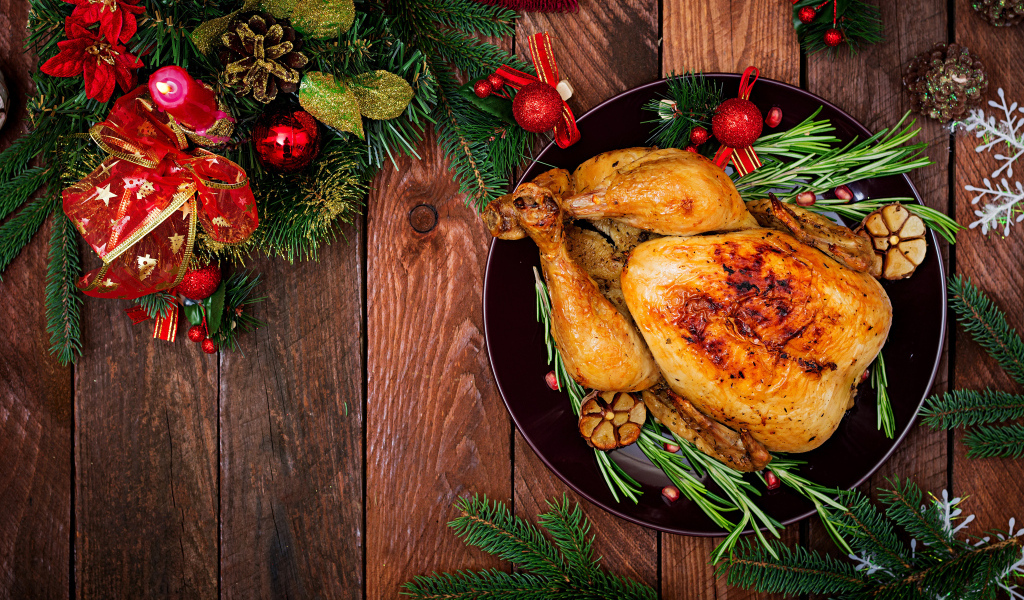 Запеченная курица на столе с еловыми ветками