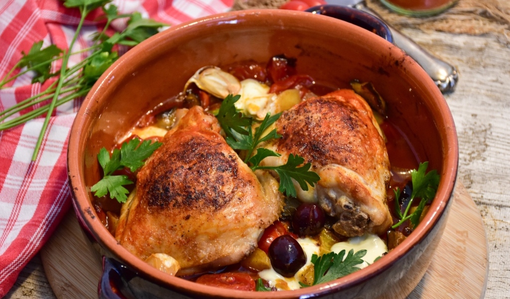 Запеченная курица с овощами в кастрюле