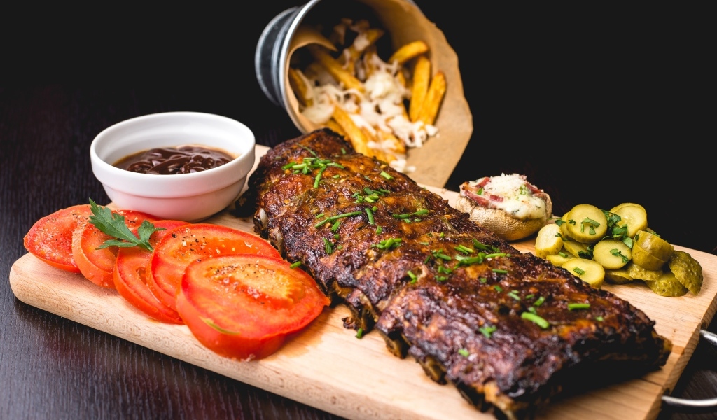 Запеченные ребрышки на доске с овощами