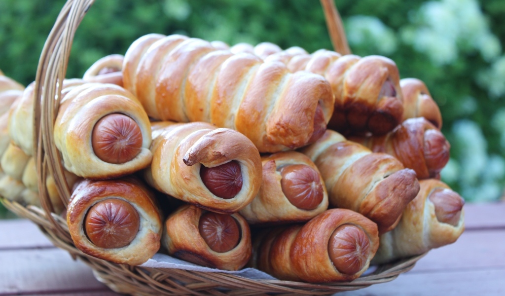 Красивые ароматные сосиски в тесте