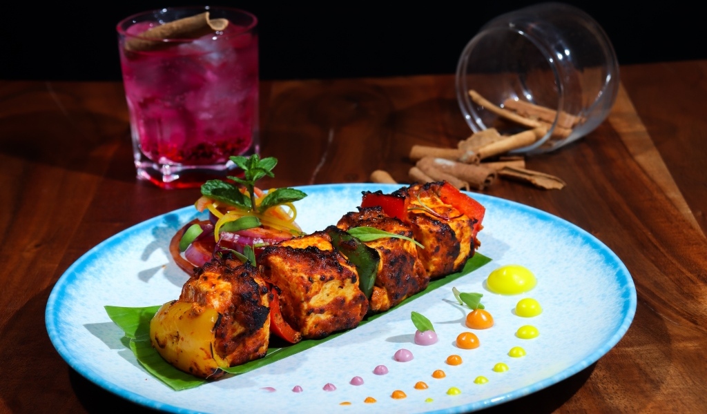 Куриный шашлык на тарелке