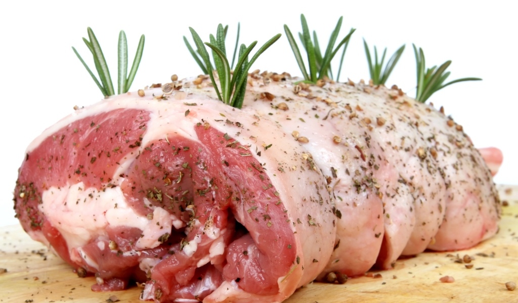 Большой кусок мяса со специями и розмарином