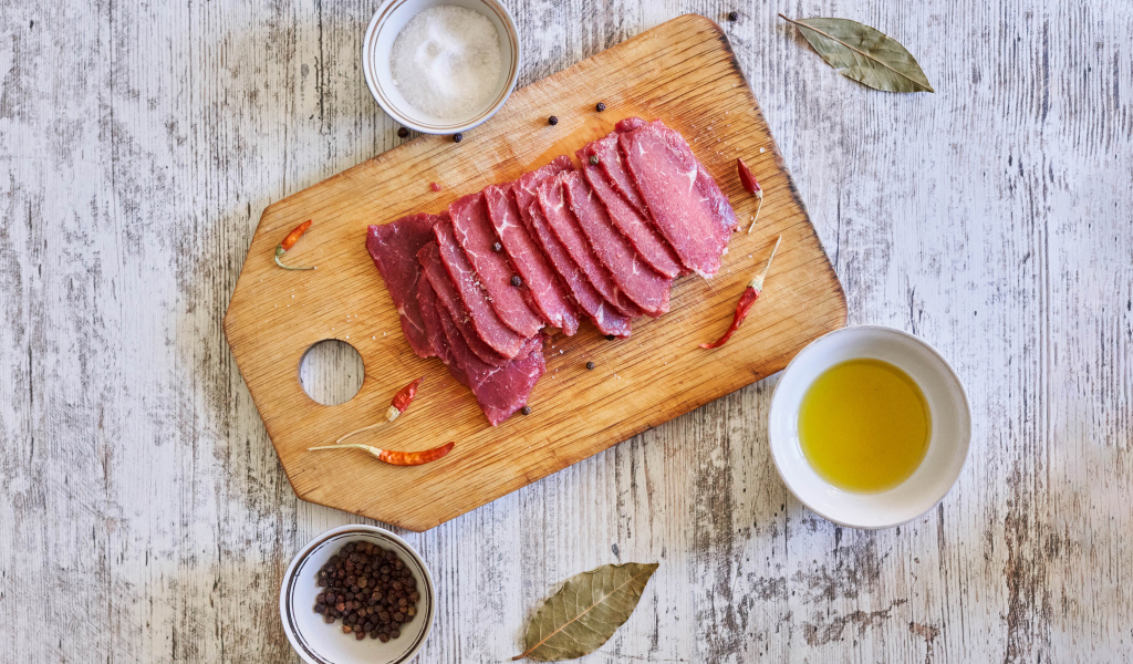 Мясо на разделочной доске со специями