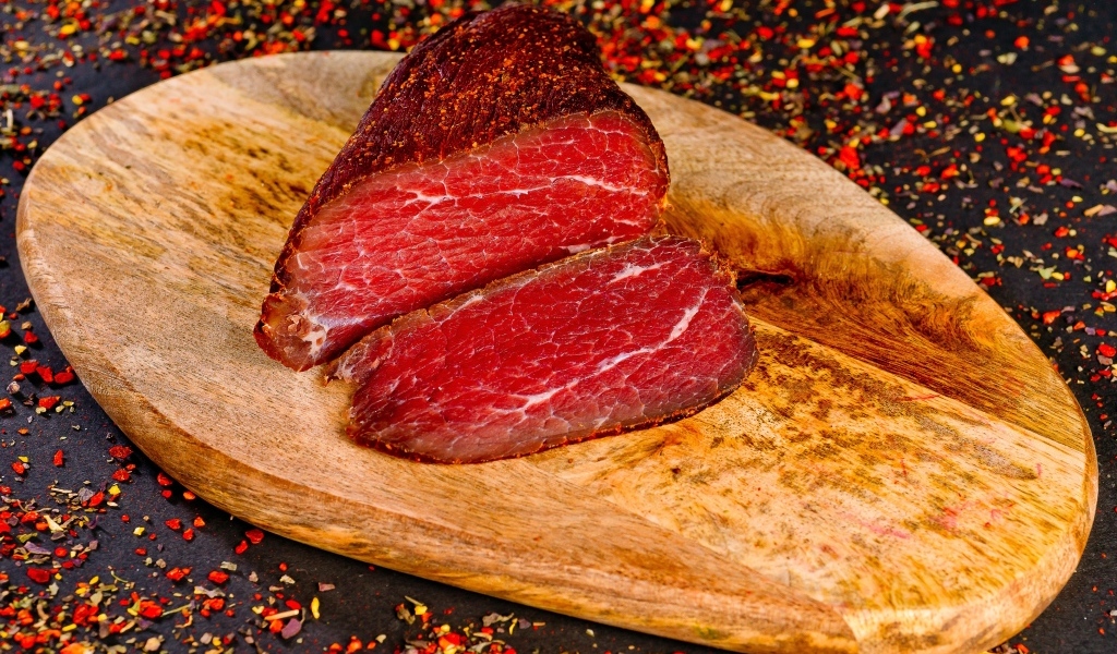 Кусок мяса на доске со специями