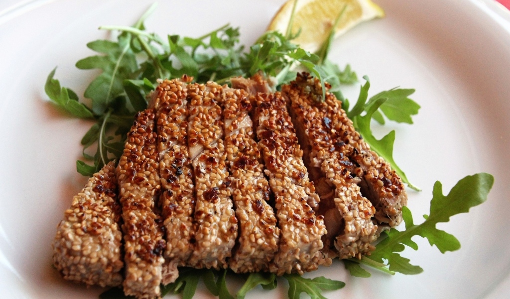 Кусок мяса с листьями рукколы 