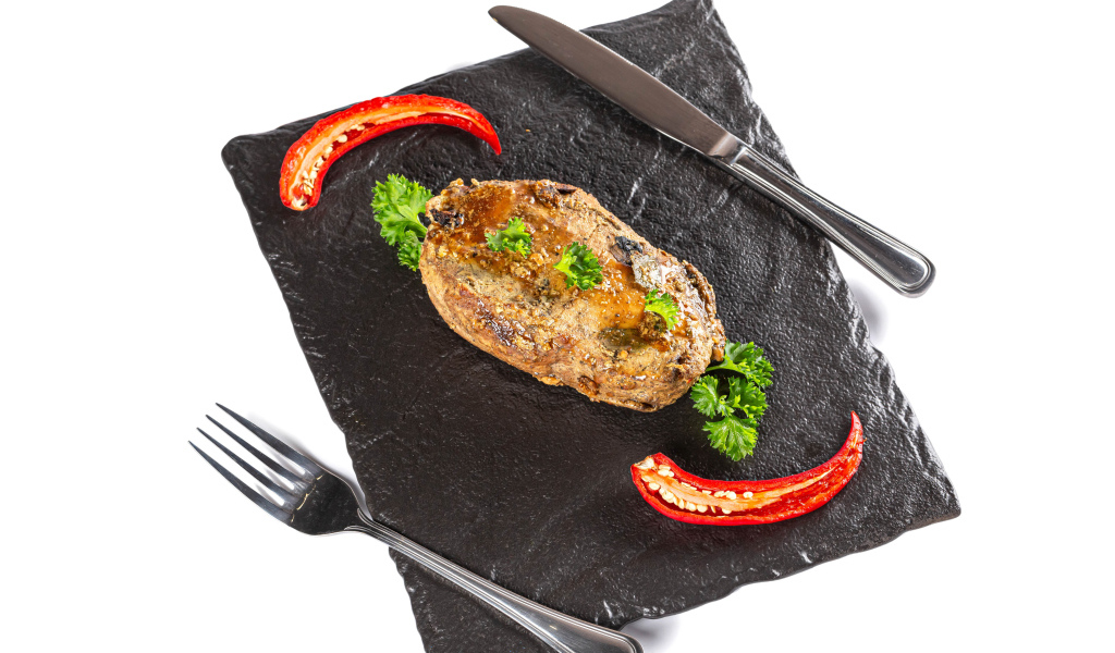 Кусок мяса с красным перцем на доске