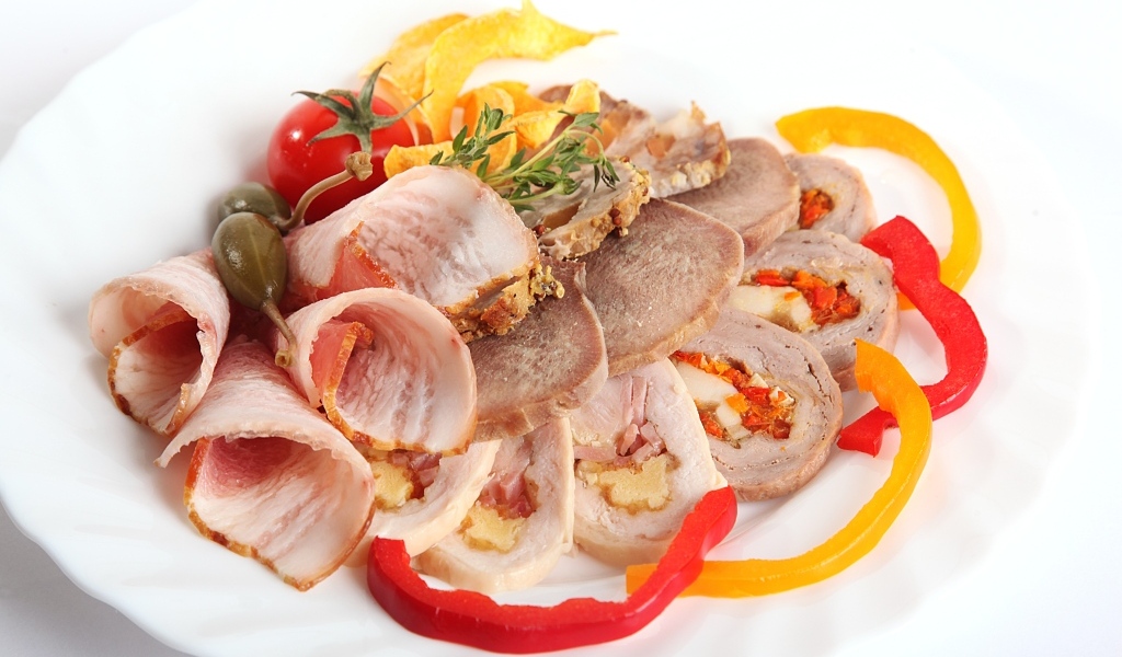 Тарелка с ветчиной и сладким перцем