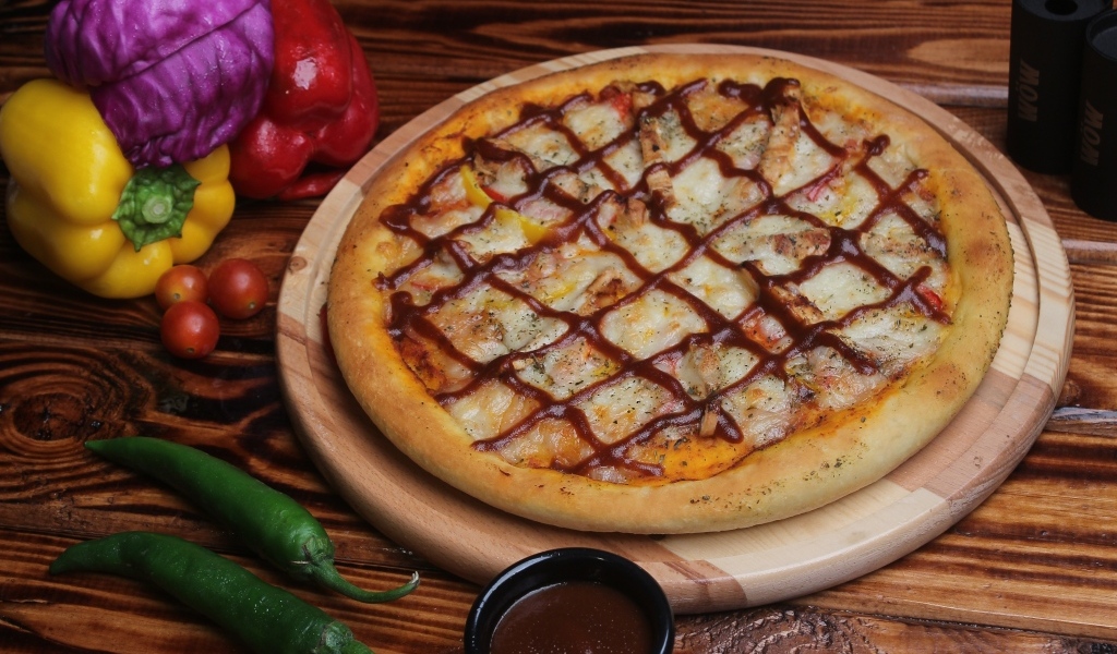 Аппетитная пицца с перцем на столе