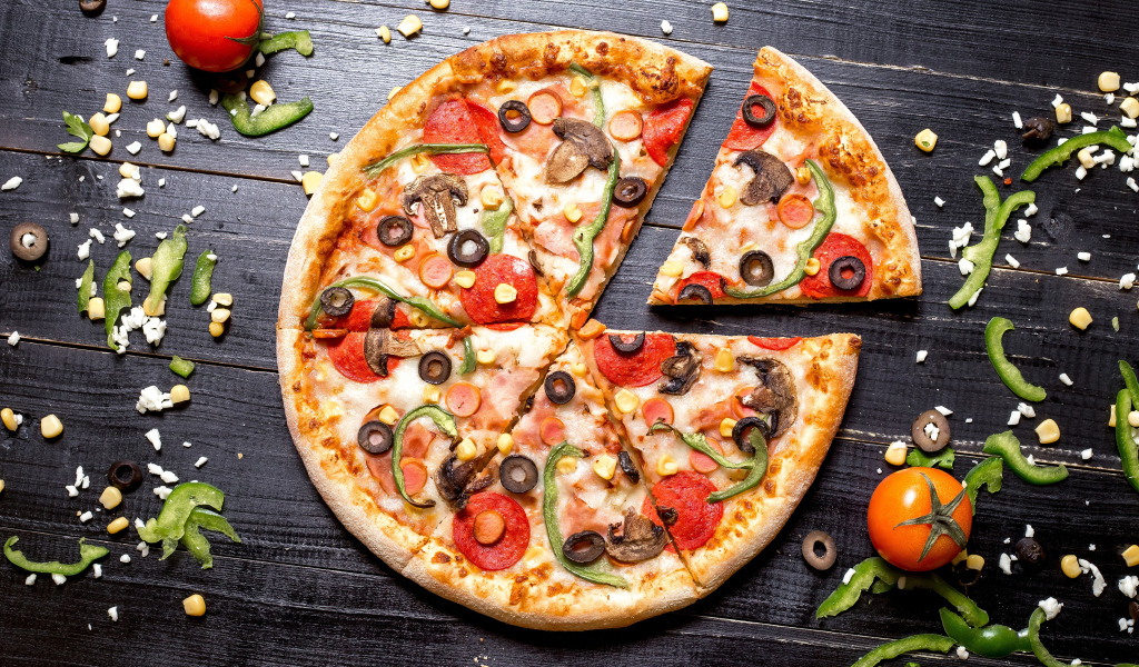 Итальянская пицца с овощами на столе